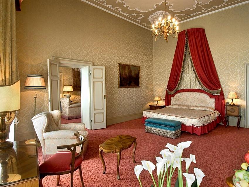 Sina Brufani Otel Perugia Dış mekan fotoğraf A suite at the Hotel de Crillon