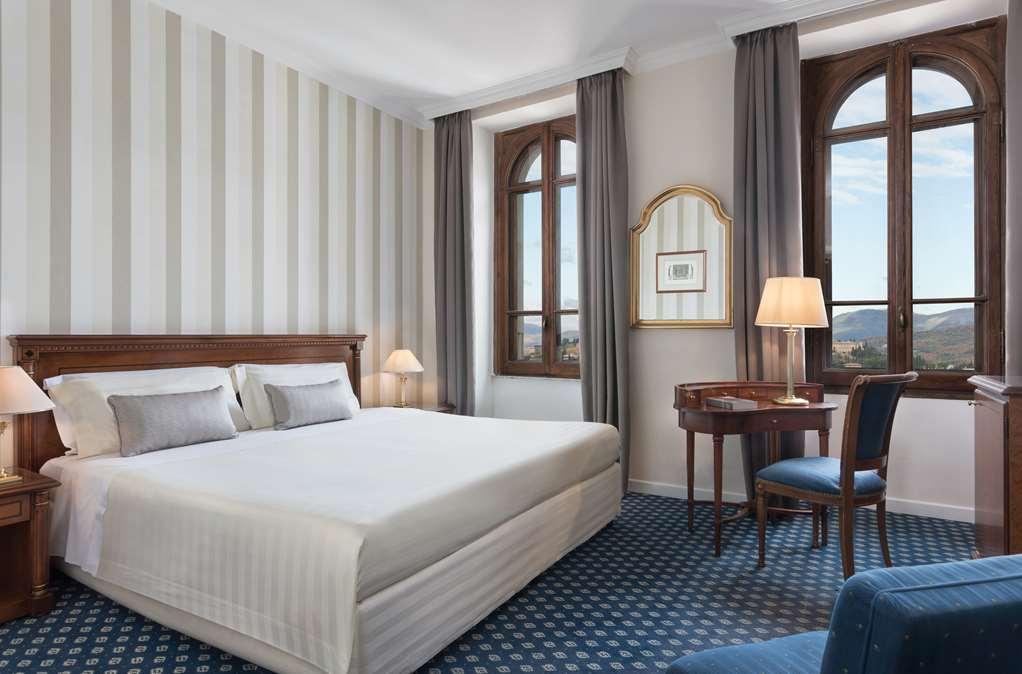 Sina Brufani Otel Perugia Oda fotoğraf A room at the hotel
