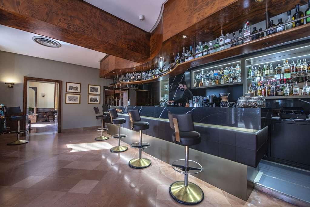 Sina Brufani Otel Perugia Restoran fotoğraf The bar at the hotel