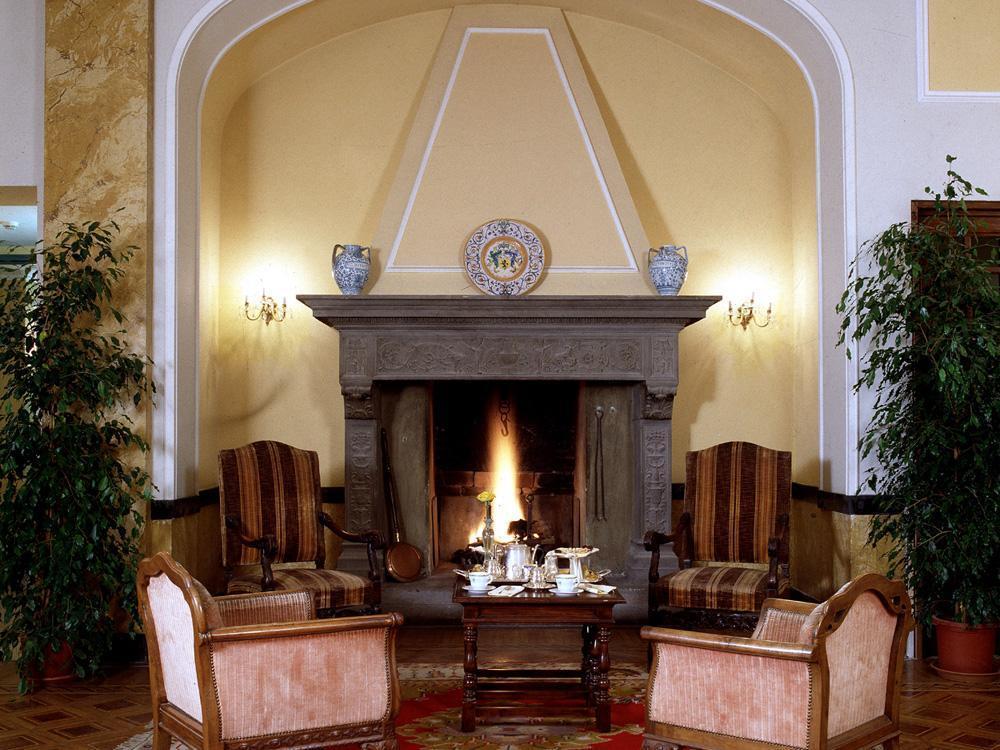 Sina Brufani Otel Perugia İç mekan fotoğraf The fireplace in the lobby